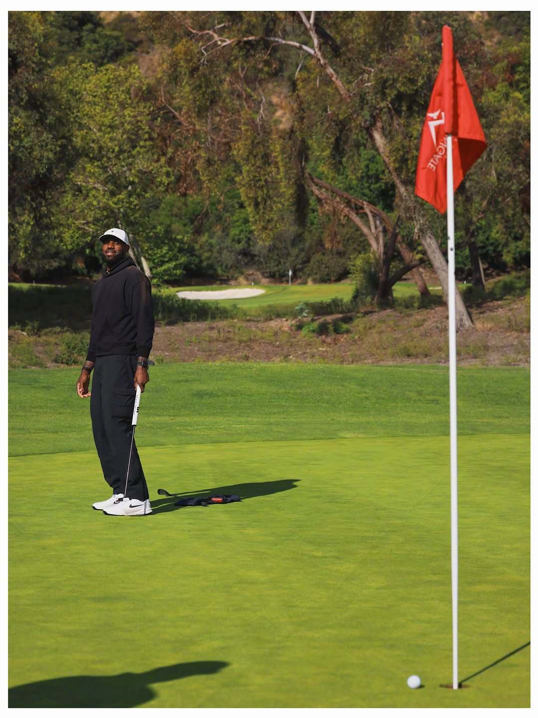 #履程鞋事[超话]# 高尔夫🏌️场上的老詹，要不要跟库里来一场？

📷 by Abigail Keenan #上海体育局 刘翔# ​