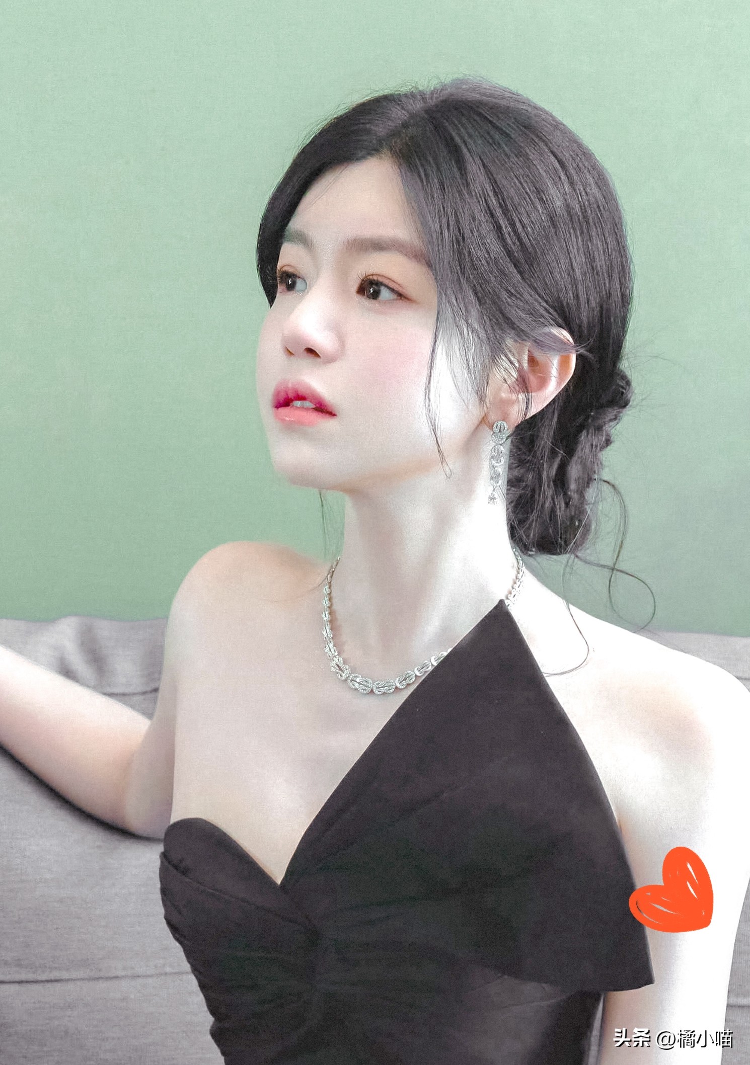 陈妍希一句话，炸翻了全网。

8月24日，《我家那闺女2026》首播，43岁的她被问会不会再婚，笑着甩出八个字：
&34;遗憾归遗憾，但不想再婚了。&34;

评论区瞬间沸腾——有人拍手叫好，有人替她惋惜，更多人愣住：原来离婚女人，可以不急着找下家？

你看，这个社会对离异女性早写好了&