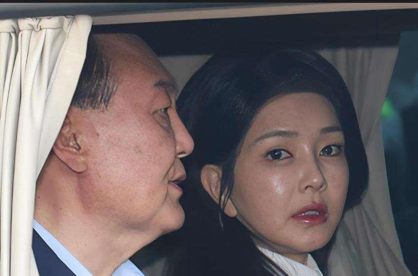 李在明为啥非要&;整死&;尹锡悦夫妇？这波操作太狠了！ 深夜的首尔街头...