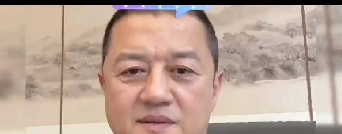 直播间里张口就要给李亚鹏介绍对象的，还真不是普通网友随口起哄

这位热心肠的粉丝，早前直接给嫣然天使基金真金白银捐了整整五百万，李亚鹏一眼就把人认了出来，隔着屏幕连连道谢

说起近况和长相，五十出头的李亚鹏在镜头前倒是坦荡得很

聊到当年拍戏的旧事，他直言自己那时候压根用不着化妆

仗着底子好，皮肤