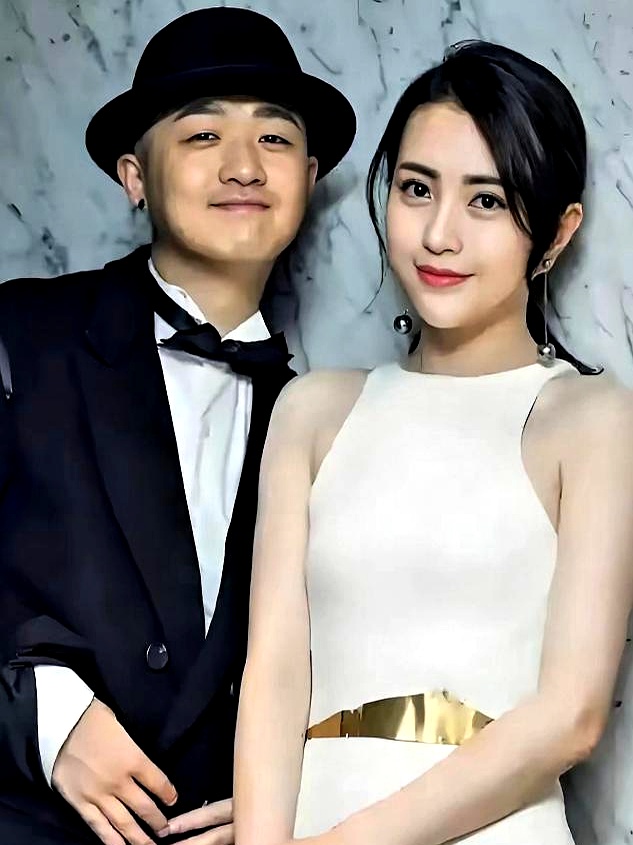 包贝尔在银幕上嘻嘻哈哈，私底下在婚姻里活得真够憋屈的。
 

当年谈恋爱，包文婧为了逼他在一起，直接拿烟头往自己胳膊上烫，至今还留着疤。结婚时更是放出狠话，这辈子必须在一起，不然就杀了他们。
 

婚后包文婧删光他手机里所有女性好友，连孙怡跟他拍个戏，都得亲自杀到片场死死盯着，嘴上说是怕别人爱上他，