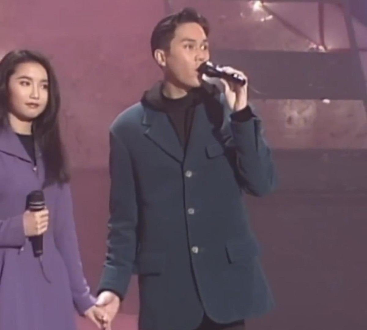 2026年10月24日佛山，张智霖把33年没同台的前女友许秋怡请上台唱《片片枫叶情》。袁咏仪在台下戴着帽子举手机拍，许秋怡的丈夫王书麒挂着工作证在后台。台上两个人中间隔着半步距离，唱完握手，她下台。
1991年飞图唱片把20岁的张智霖和许秋怡配成对唱组合。《现代爱情故事》卖到双白金，十万张。《片片枫