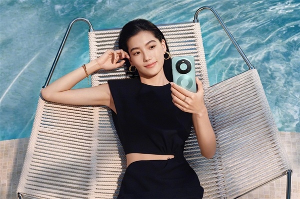 #华为Mate 90 Pro Max典藏版配置# 
9月24日，多方爆料及官方新品相关信息显示，尚未官宣的华为Mate 90系列将于9月29日正式发布。该系列顶配旗舰Mate 90 Pro Max典藏版的核心信息已被提前曝光：该机采用宝石工艺星环DECO，带原生镜头环可外接增距巨炮；搭载华为首款基于“韬(τ)定律”逻辑折叠架构的麒 ​
