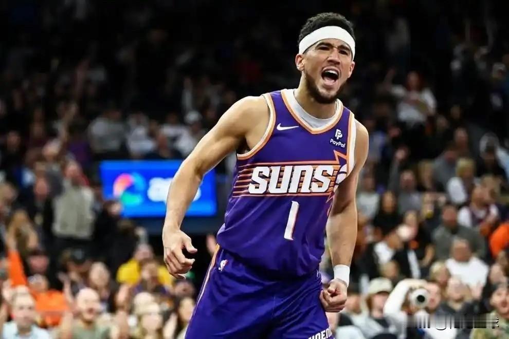 美媒Player Choice今日更新了NBA历史总收入榜单。杜兰特以5.911亿美元登顶历史第一，詹姆斯5.893亿紧随其后。两人仅差180万美元，创下NBA历史前两名最小差距。
詹姆斯今夏以2年800万美元底薪加盟76人，年薪从5263万骤降到388万。如果他正常签一份顶薪合同，本可轻松成为首位