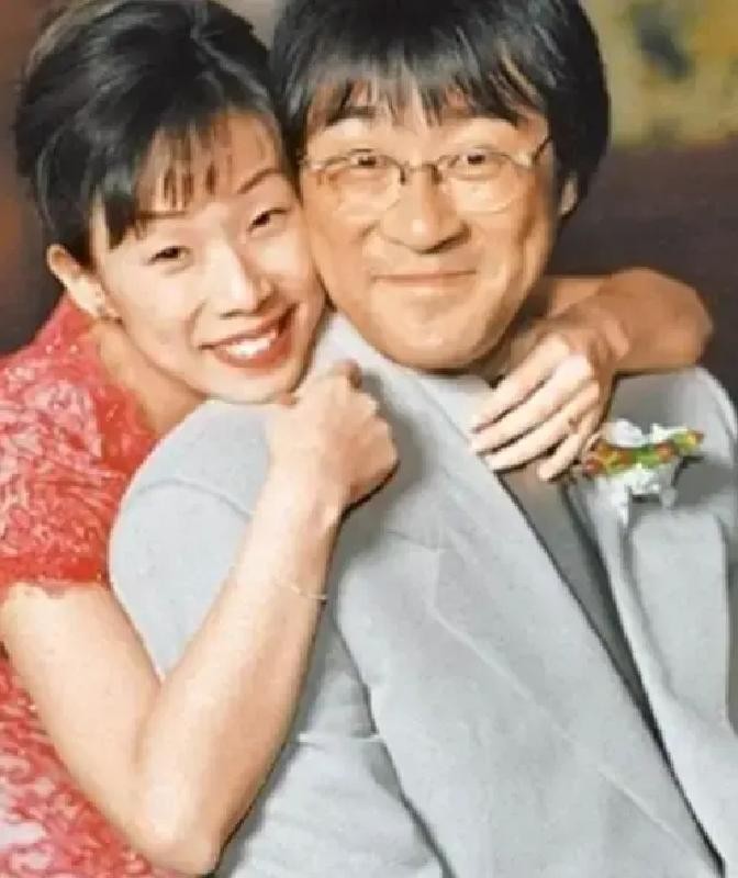 1994年，李宗盛婚内爱上林忆莲，两人为了寻求刺激就悄悄同居，结果没多久，林忆莲就怀孕了。李宗盛赶紧跑回家和朱卫茵坦白：“林忆莲怀孕了，我要对她负责，咱俩赶紧离婚吧。”

朱卫茵当时正在厨房给两个女儿准备第二天的早饭。听到这句话，她手里的锅铲顿了一下，没回头，只是继续慢慢搅着锅里的粥。
客厅里安静极
