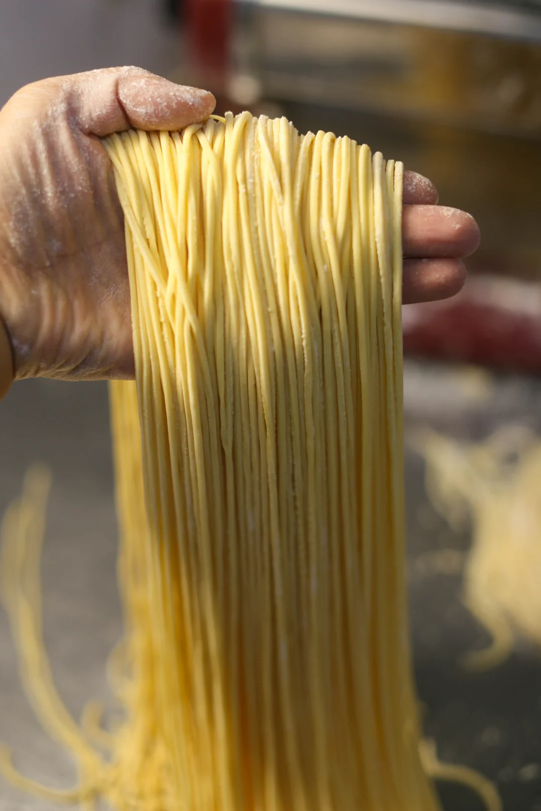 妈妈做了几十年的机器蛋黄面，筋道爽滑弹牙