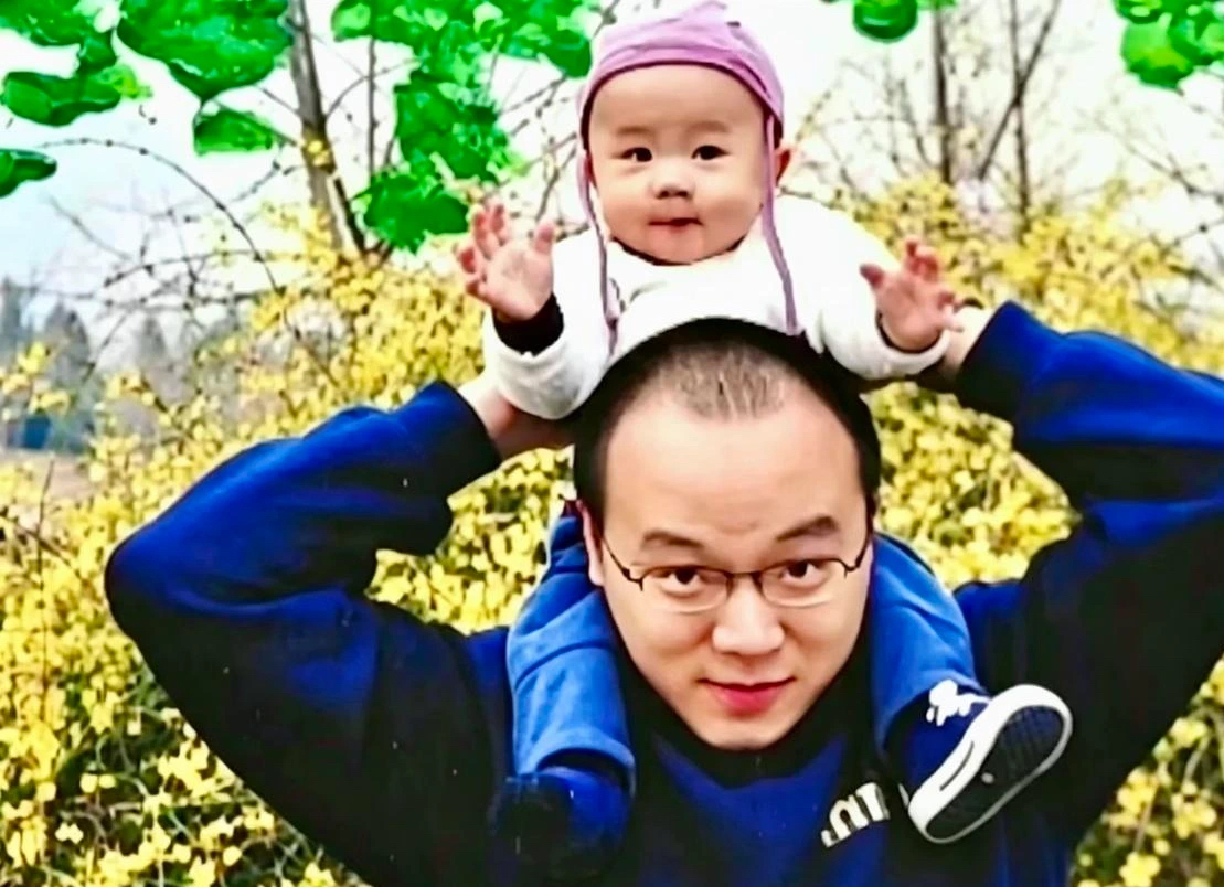 唯平时公开露面和家庭同框都不多，这回一张田间合照，很快引来围观。

画面里，他身边站着个小姑娘。评论区先猜开了：有人说眉眼像窦靖童，也有人把名字指向窦佳源。

一张照片，两个名字，讨论很快分成两拨。也有网友不认同：王菲的女儿窦靖童，照片里这小姑娘并不像她，有人怀疑是认错人。

可单看一张田间合影，谁