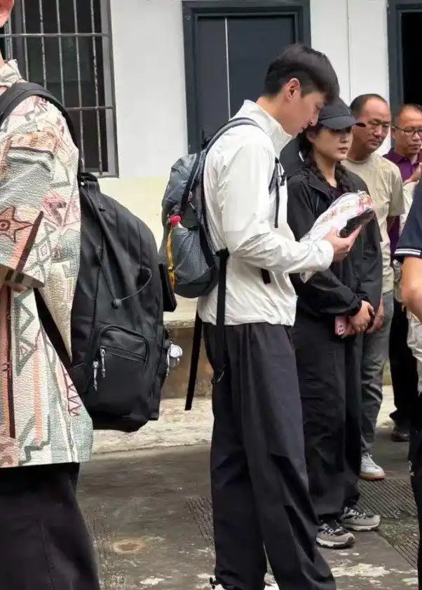 44岁胡歌云南被偶遇，刚从瑞典回来就背双肩包录《一路前行3》，染发后清爽得像大学生，网友：这哪像44 ​
