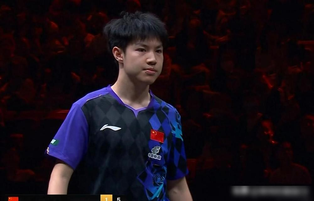 国乒陪练把德国奥运亚军搓崩了，3比0，第三局直接打出11比4。
何卓佳打韩莹，赛前没人敢想这么轻松。韩莹是削球老江湖，奥运女团亚军，旋转变化能磨死一片人。首局俩人干到16比14，何卓佳硬扛下来，韩莹那股气就泄了一半。
后两局何卓佳根本不着急发力，反手半长胶搓摆控制，节奏拆得稀碎。韩莹想抢攻破局，