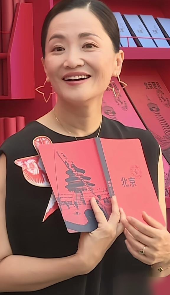 48岁的郭柯宇，一场“关门戏”把主角压得死死的。
《兰香如故》里她演薛桂花，一个配角。转身关门那一瞬，手在抖，嘴角在笑，眼泪没掉下来。就三秒，弹幕全炸了。
没台词，没大特写，全靠脊背和呼吸撑着。有人翻出她17岁拿影后的片段，对比着看，更吓人。三十年，这女的把生活给她的难堪全咽下去，再吐到戏里。