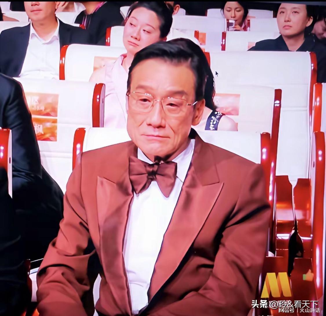 梁家辉5票惜败百花奖全网意难平


我刷到他领奖礼上垂着眼的画面，瞬间堵得慌。

其一，68岁手握五座金像奖杯，拍了160多部戏，《捕风追影》里的打戏利落得不像这年纪的人能做出来，这份敬业现在多少流量艺人做得到？

其二，百花奖是101位大众评委现场实名投票，最终43比48差的5票，根本不存在实力层