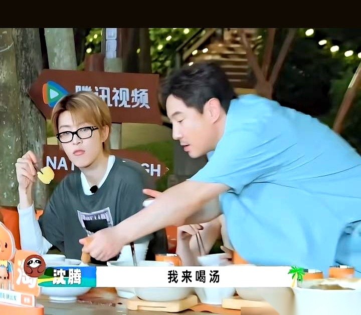 沈腾喝了王楚然熬的排骨汤，当场说这味道还不如放把沙子。
动勺前，第一次在镜头前下厨的王楚然特意交代他先少盛点。
饭桌上那碗尝了一口的汤接下来由谁喝完还没着落。
人但凡下过厨就知道，自己做出来的是个什么成色，自己心里最有数。
嘴上喊着让人少盛点，哪是客气，分明是底气不足，手心里都在冒汗。
平时请人吃饭