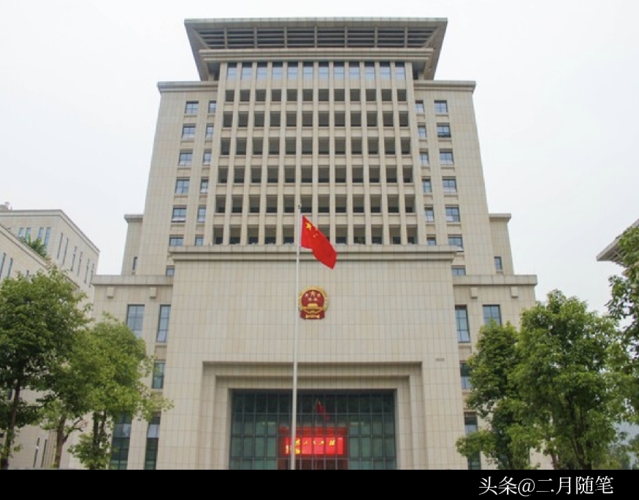 独生女
车祸走了，
80岁老两口钱花完了，又去法院要钱，法院判了！

位于浙江龙游，有对八十多岁的老夫妻，最近又上了法院。

告谁？十年前撞死他们独生女的司机和保险公司。

大伙一听都懵了：这事儿不是早结了吗？还能再要钱？

事情得从2016年说起——

有个司机周某，开车撞死了老两口唯一的女儿。