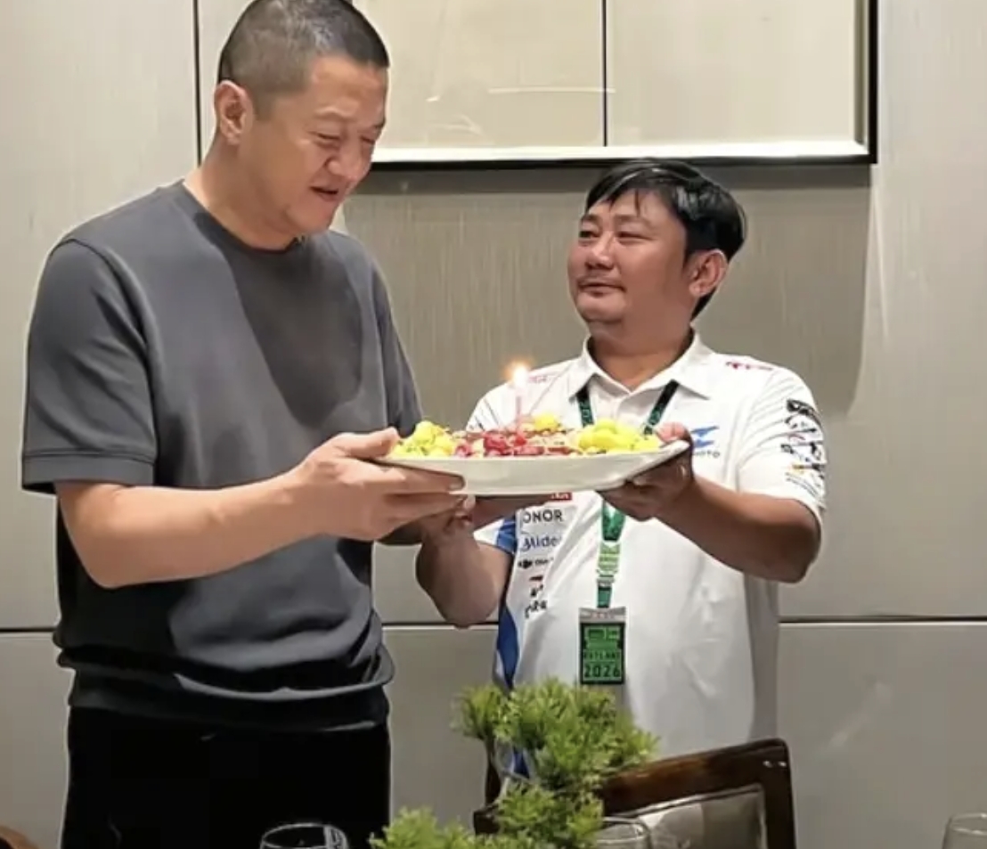 李亚鹏55岁生日宴上，张雪一来就搂住他脖子，当着所有人的面问：我想跟你亲一下行不行？旁边人愣住了，啊了一声。还没反应过来，俩人已经贴脸亲上了。满桌人先是一愣，接着全笑了，没一个人觉得别扭。张雪这人就这样，想啥说啥，李亚鹏也敞亮，一个敢问，一个敢应。好汉惜好汉，有些情分，一个动作就懂了。