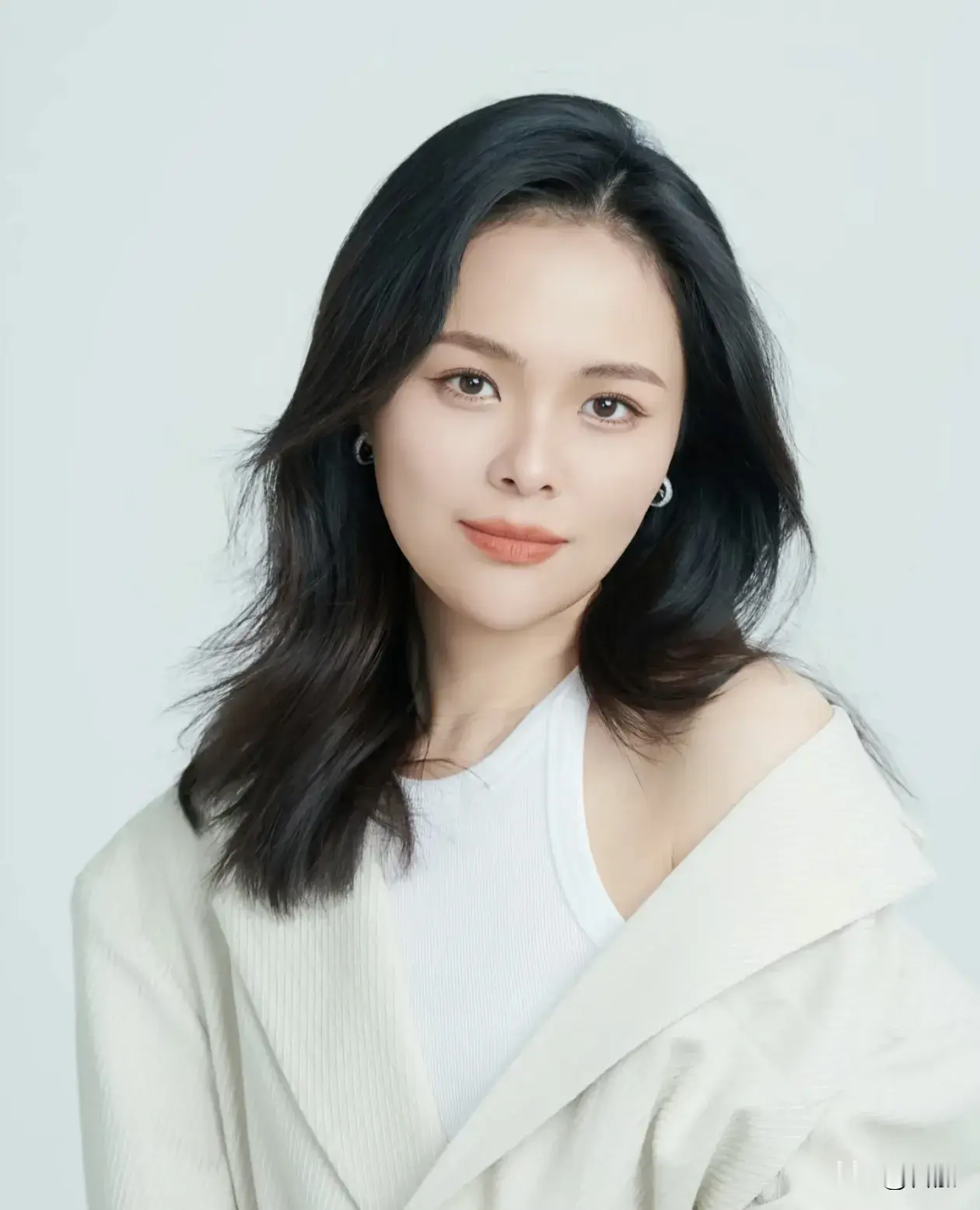 龚爽37岁走了，
骨灰没进夫家，
老两口直接带回湖北。

女婿何嘉炜还年轻。外人觉得老人狠心，其实他们比谁都清醒。

闺女没了，不能把活人也拴住。两口子当年好得让人羡慕，如今扫个墓得跨省跑。出嫁的姑娘埋回娘家屋，这事少见。不是规矩改了，是爹妈舍不得让龚爽孤零零留外头。

老两口想的明明白白，可越明白
