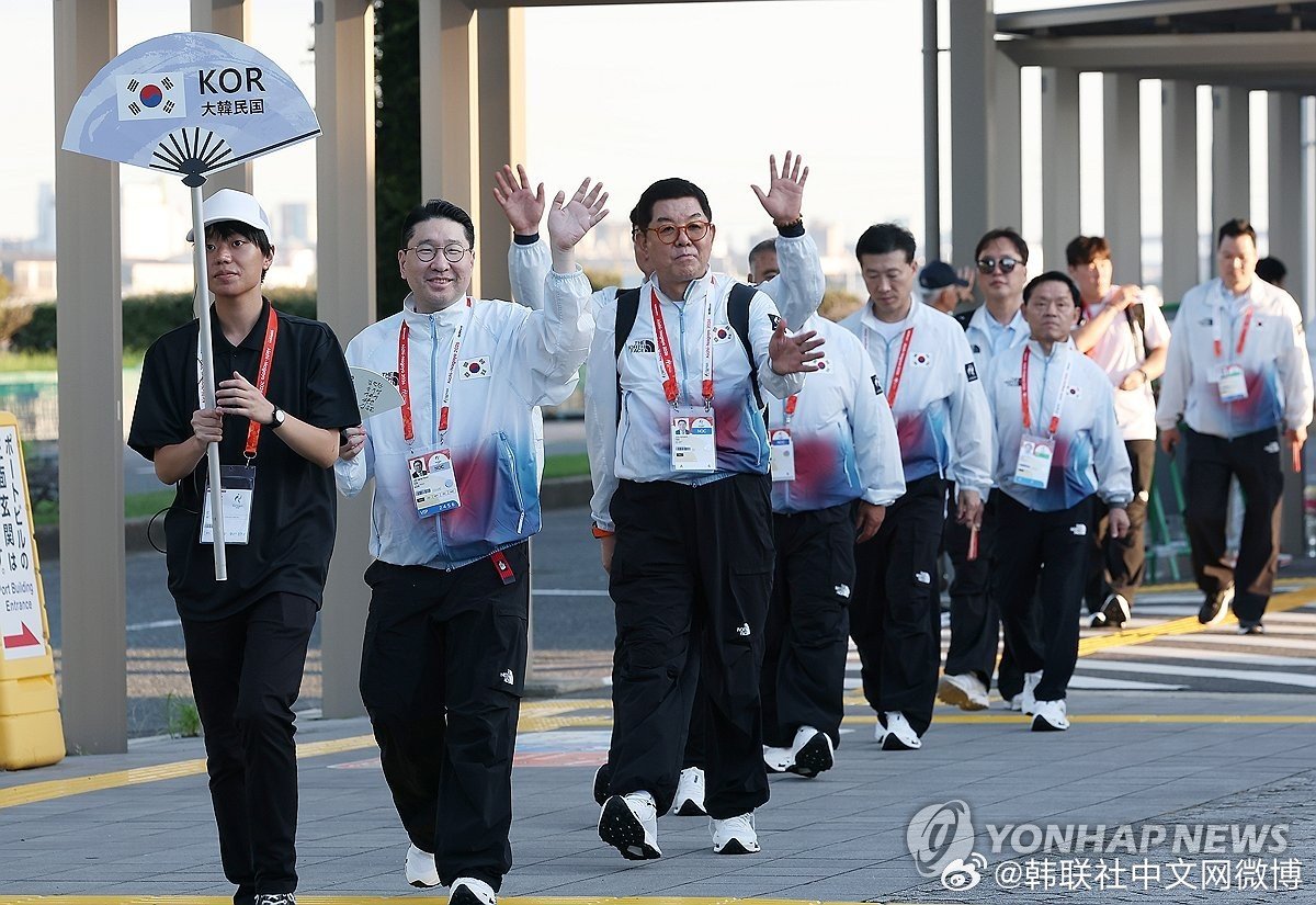 【亚运会韩国体育代表团入村欢迎仪式举行】#2026年爱知·名古屋亚运会#韩国体育代表团大部队17日抵达日本名古屋，#亚运会#组委会在名古屋港花园码头为代表团举行了入村欢迎仪式... ​