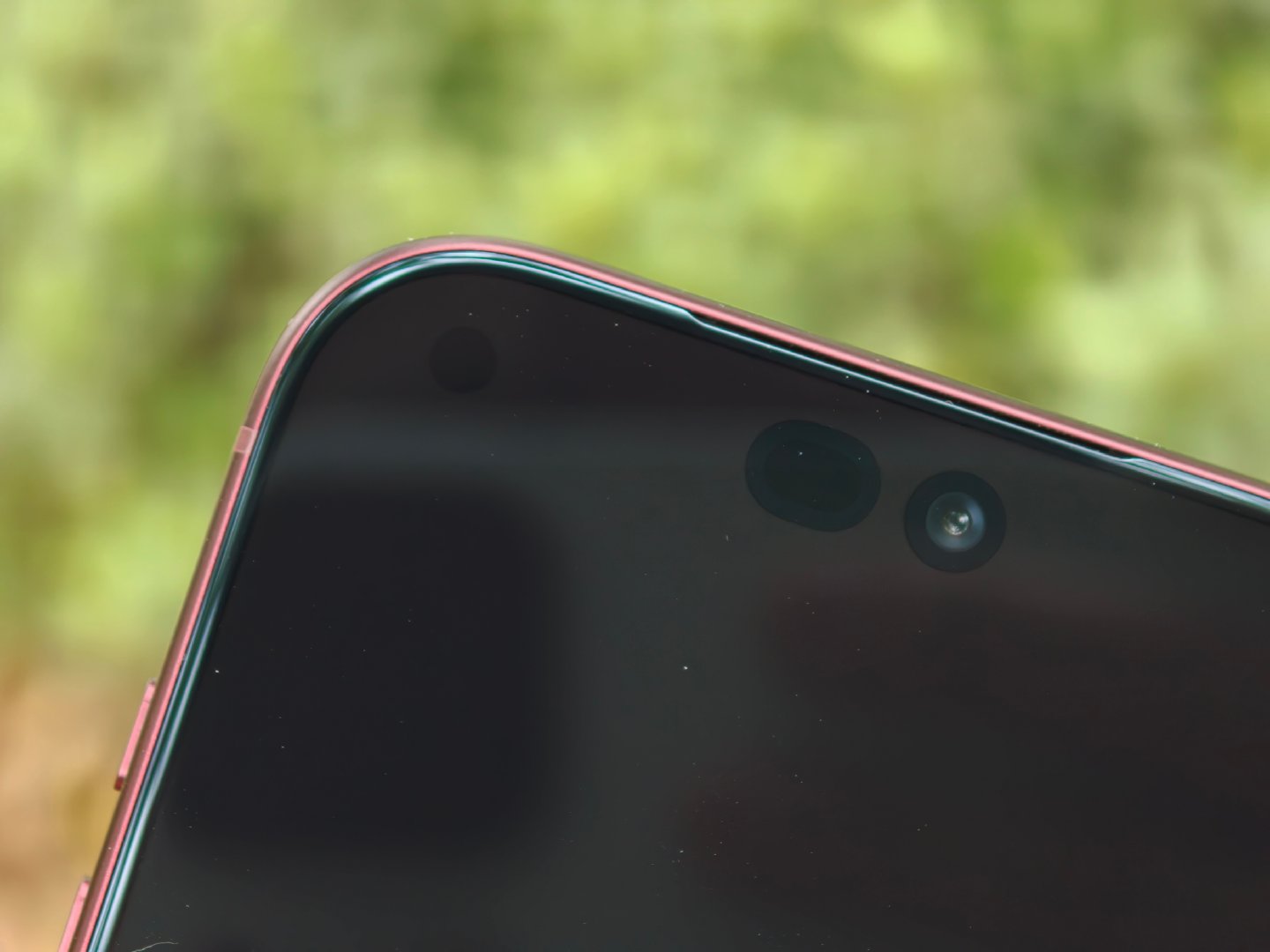 iPhone 18 Pro，小灵动岛是做了屏下红外泛光器，位于屏幕左上角，因为像素量需求不高，隐藏性优于iPhone Duo的真•屏下摄像头。

这就是iPhone直板机的技术路线了，一步步缩小灵动岛，直到正面是一块无缺的真•全面屏[吃瓜] ​