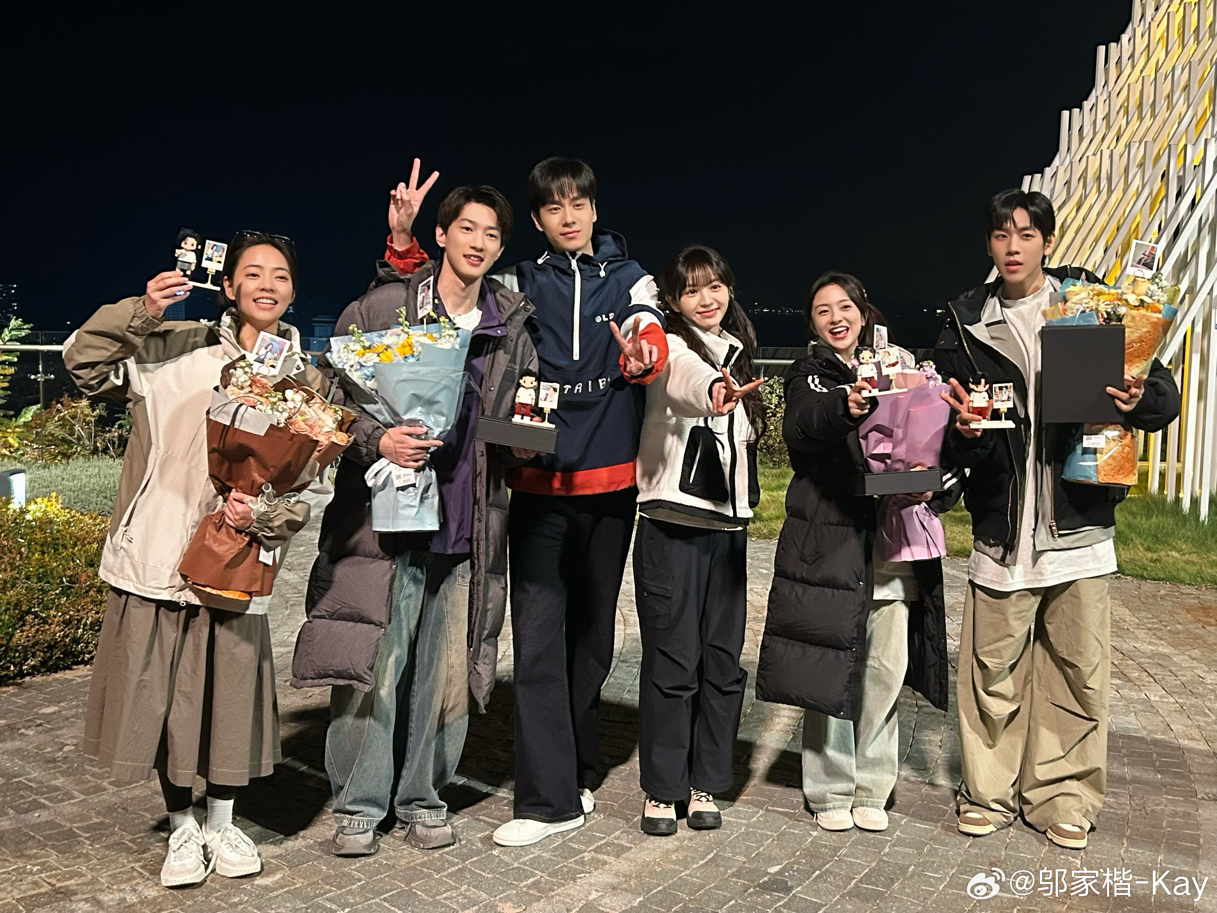 林泽秋这小子真别扭，关心要拐着弯来，担心都要藏在背影里。心高气傲又不善言辞的少年时代，他的在意是拐角处回望的身影，是心照不宣的十米距离。林泽秋是全世界正数第一烦林知夏的人，也是全世界正数第一爱她的人。
林泽秋这小子真幸运，当他终于不再追赶谁的脚步，甚至不必成为最耀眼的人，也可以是 ​