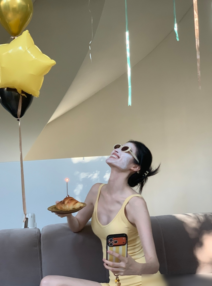 何穗晒儿子一岁照，评论区炸了，一堆人盯着孩子浅发白皮喊混血感。她也不恼，回得挺松弛。
再看陈伟霆专访，原来这娃是计划内的。他说不公开谈感情是怕影响工作，但决定官宣当爸，是想让孩子知道自己是被祝福着来的。
他还管何穗叫老婆，说生的时候并不顺，清宫、感染、掉睫毛都熬过来了。育儿观就一条：成绩无所谓，