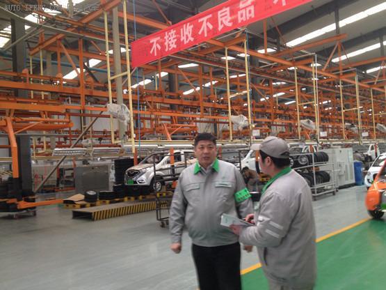 “老头乐”退场提速：徐州、鲁西南限产，配件厂订单明显缩水

曾遍布城乡街头的低速电动四轮车——“老头乐”，正从“限上路”走向“限生产”。近日，江苏徐州、鲁西南部分地区陆续限制低速电动四轮车生产，产业链寒意迅速传到上游：一家座椅配件厂订单减少三分之一，一家保险杠厂订单下降20%至30%，烤漆、车架等配