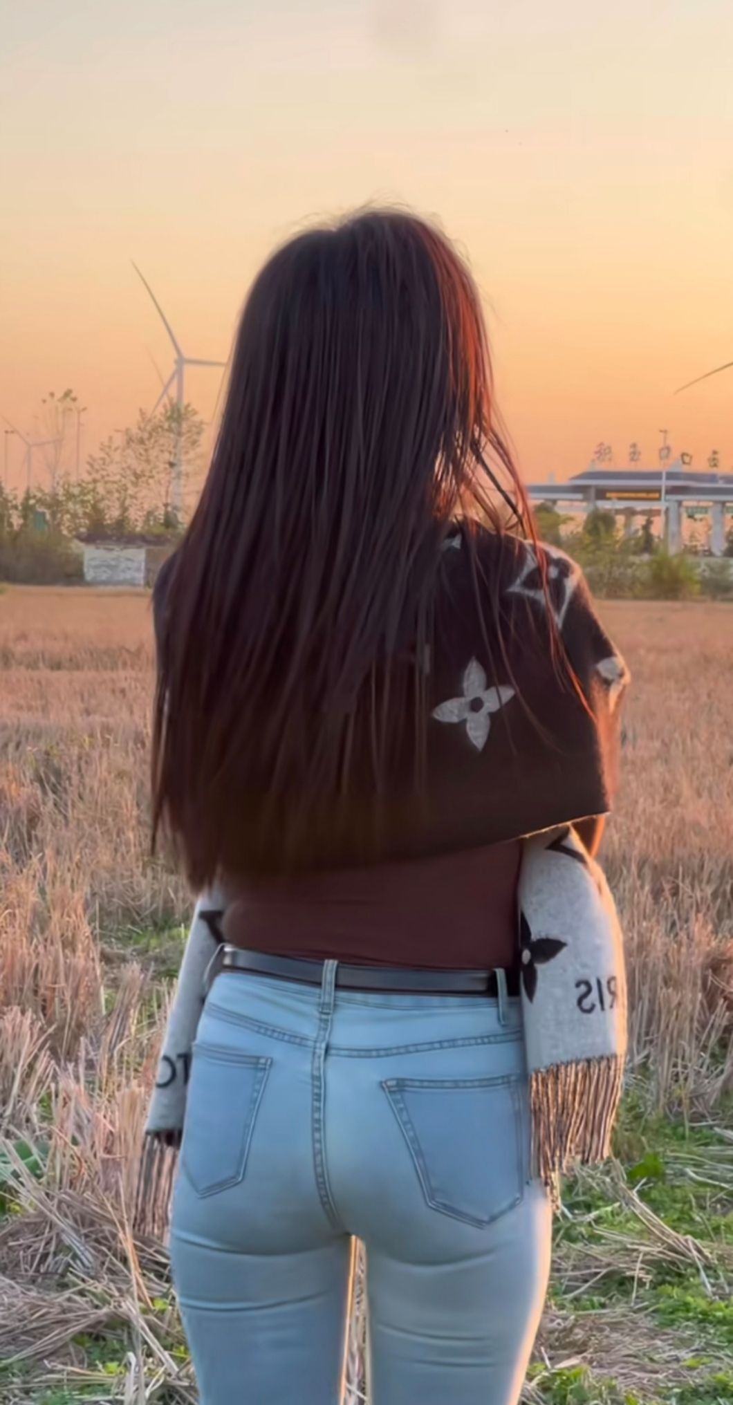 <p>完美身材 性感紧身裤 性感牛仔裤 大长腿 辣妹 <!--{img...