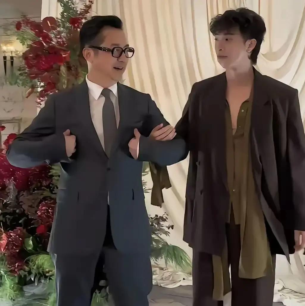 哈利在亲爹亲妈面前的“两副面孔”，真不是一般年轻人能玩得转的。
去庾澄庆的演唱会，他永远是短发、衬衫、深色西裤，规规矩矩站在台下给老爸撑场面，挑不出一丁点毛病。
转脸到了伊能静的日常视频里，立刻画风突变，长假发、碎花裙、露背小吊带，怎么前卫怎么穿。
有人看不惯，觉得这孩子是不是精神状态不稳定？