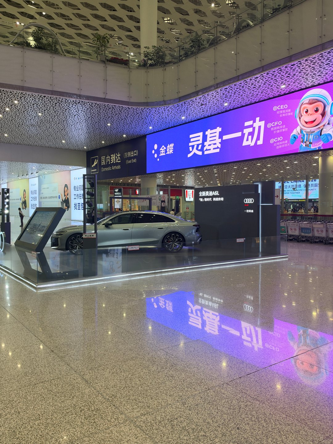 深圳机场这个出站口最显眼的位置好像被奥迪长期包了，今天展示的全新奥迪 A6L。
侧面线条舒展，比上一代真是年轻不少，没了登味。但在路上还没咋看见过～

这屁股真帅啊… ​