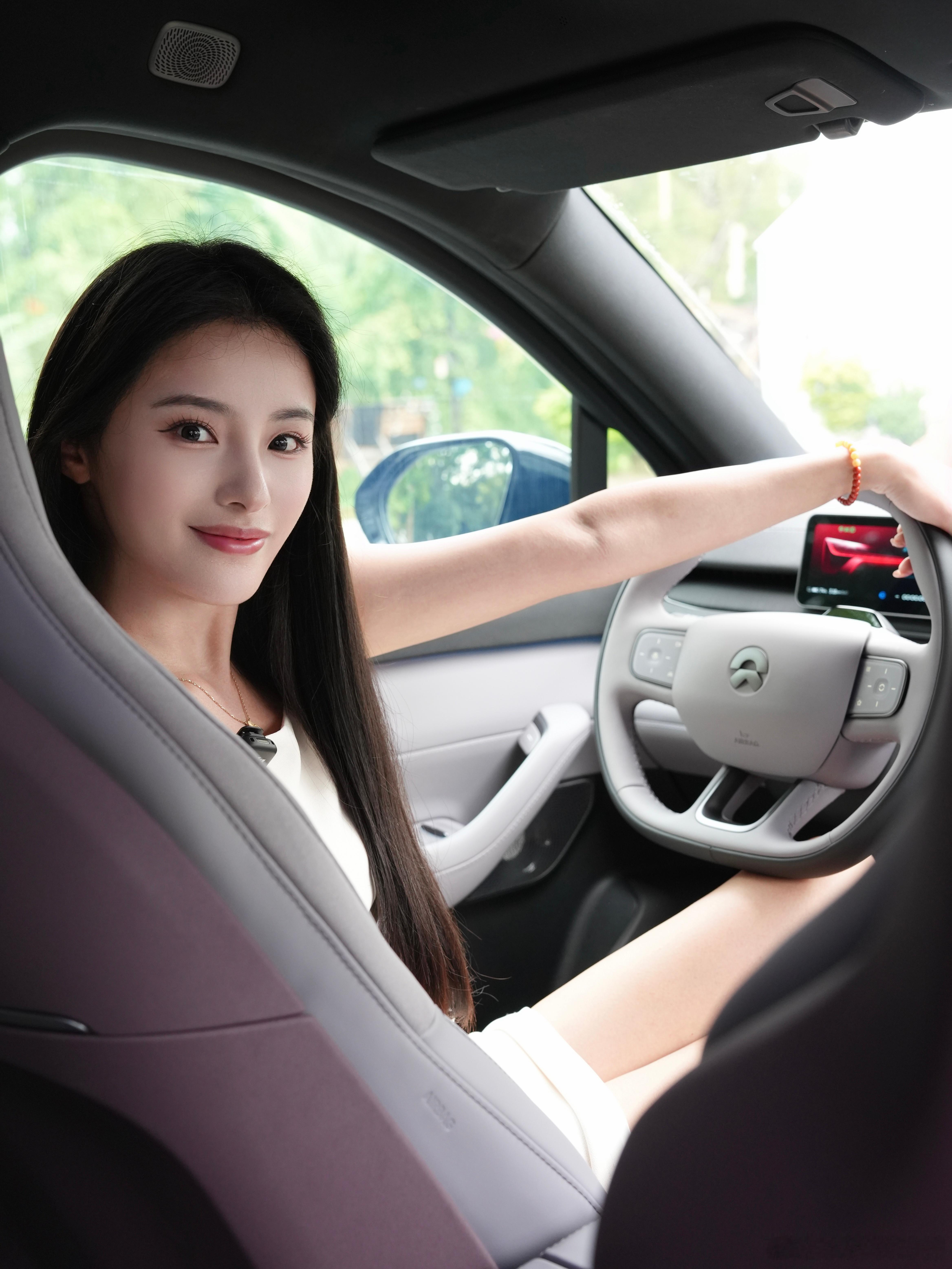 蔚来EC6灵韵特别版AURA EDITION上市，特别浪漫的一台车～

很少能在一台车上见到一套从头到尾完整呼应的紫调美学。灵境紫车漆，色调舒服层次柔和，还有专属紫色卡钳，车内是薄藤紫与电驭紫交织，连车机无限画布、座舱氛围灯都是配套的紫调[憧憬]

不只是换个颜色，关上车门，就拥有属于自己的Aura时刻 ​