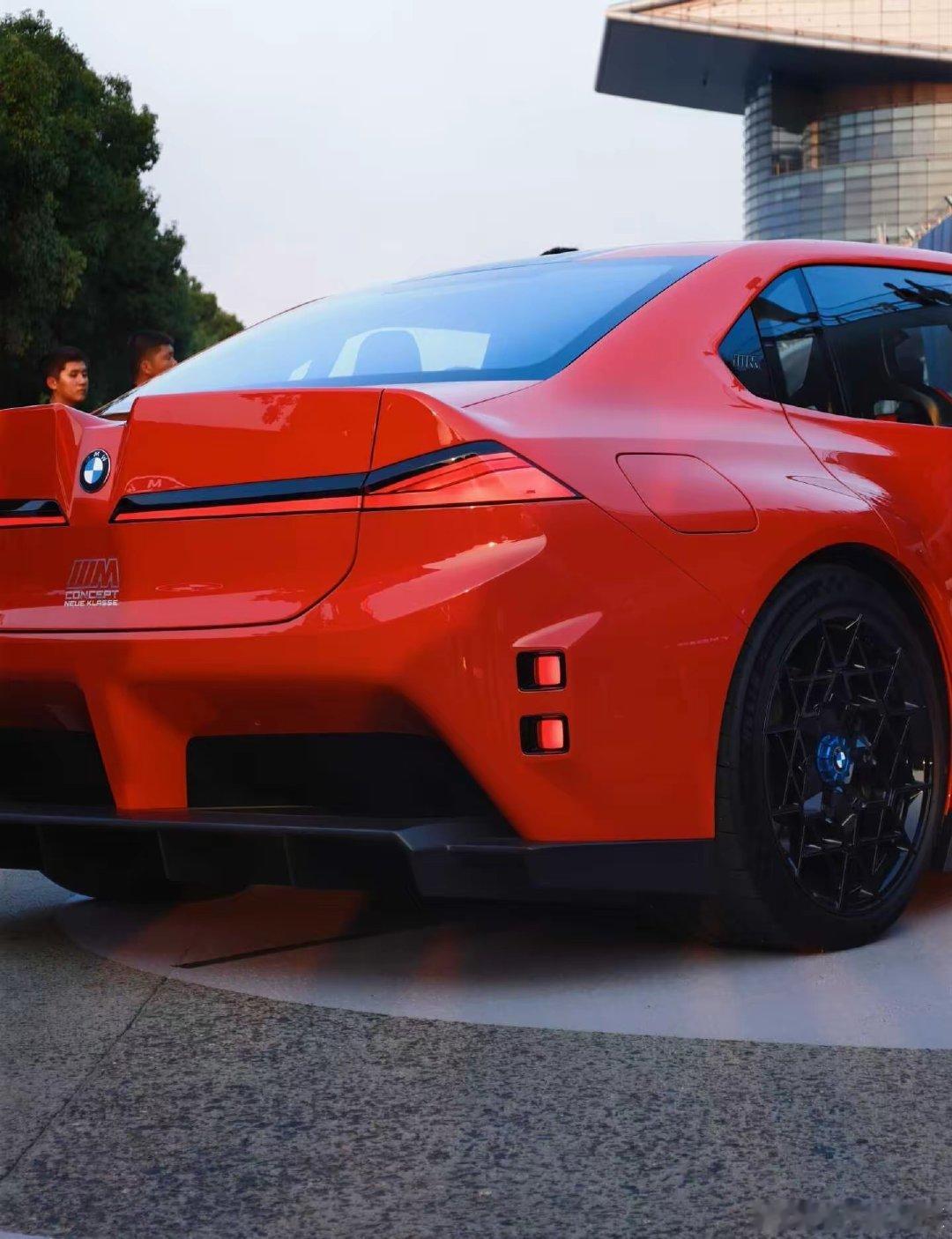 宝马新世代M concept，标志M Power全面迈入纯电时代。搭载四电机+800V高压平台，四轮扭矩独立调控，保留M标志性后驱漂移能力。外观大胆革新，赛车同款黄色灯组、鲨鱼鼻造型搭配三体船式前包围，空气动力学拉满。这台概念车，就是下一代纯电M3的预览，是宝马在电动赛道守住M操控灵魂的答卷。 ​