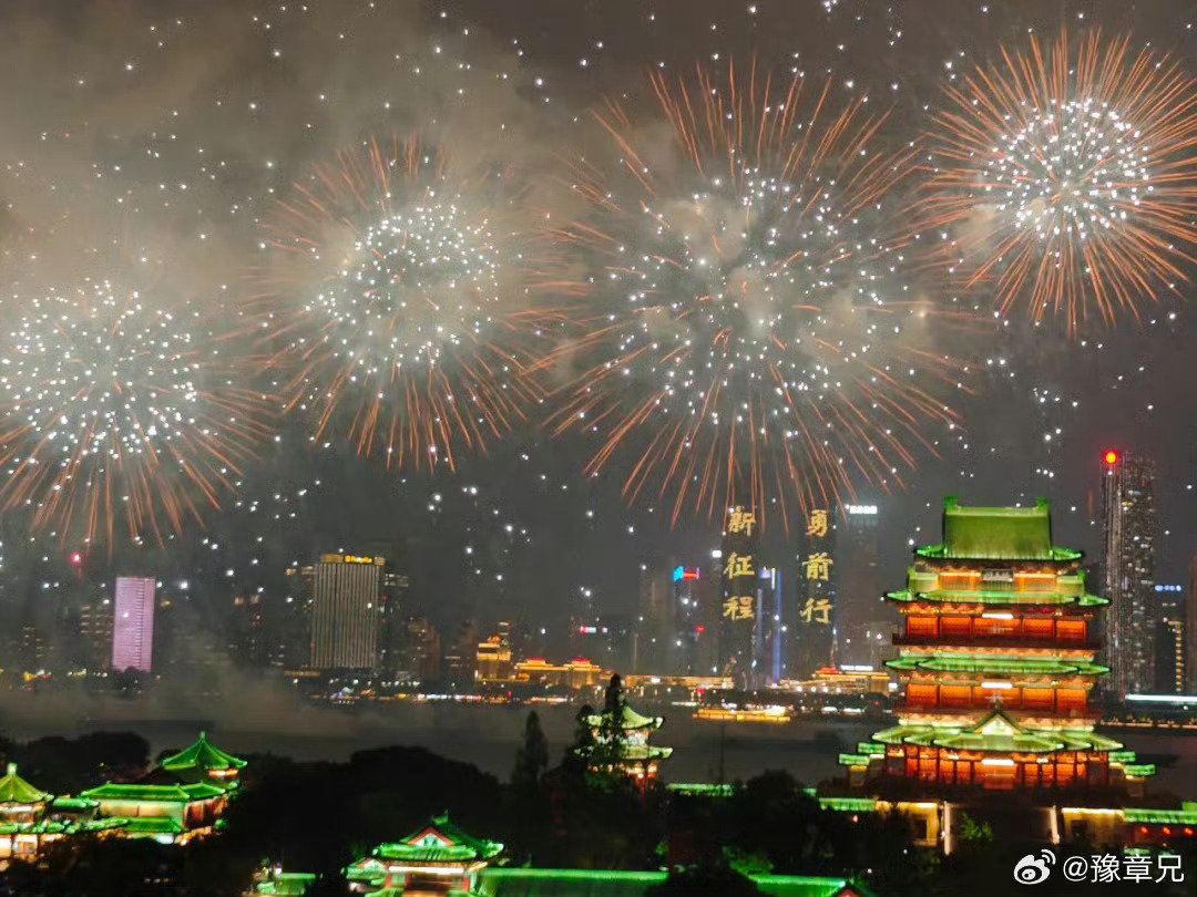 #南昌无人机与烟花梦幻同框##南昌烟花#英雄城南昌国庆节直接把浪漫拉满🎆✨烟花、无人机、灯光秀轮番上线！站在江边的那一刻所有等待全部值得，属于英雄城的国庆限定氛围感已签收🇨🇳 ​