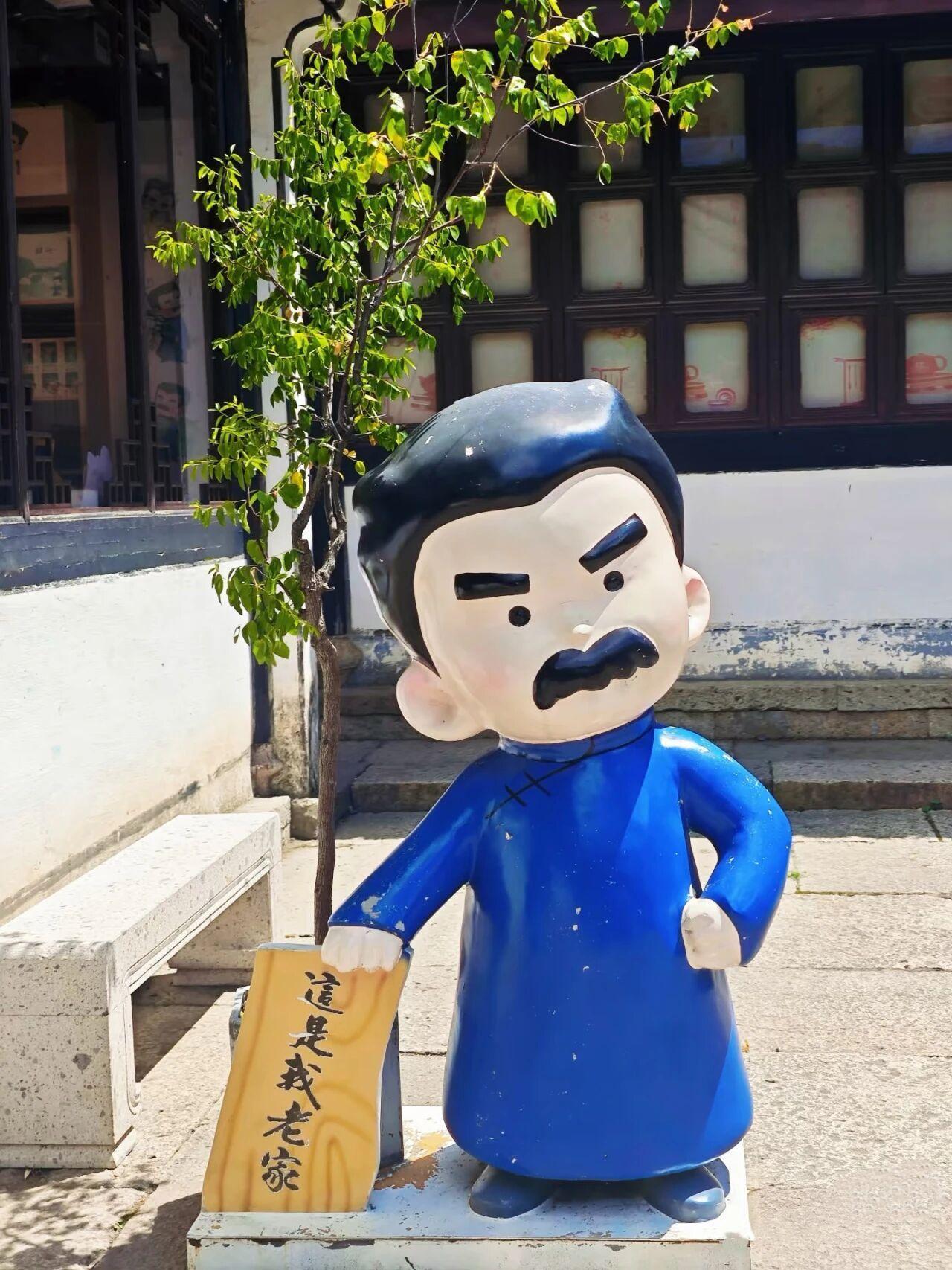 【#除了葫芦娃爷爷绍兴还有宝藏打卡地#】
#绍兴文旅回应葫芦娃爷爷剪掉葫芦# 近日，绍兴书圣故里“葫芦娃爷爷”陈金敖火出圈。今年3月，他买了些葫芦苗种在阳台，后来结出7个葫芦，相关场景被拍下分享至网络后迅速走红，网友纷纷联想到了经典动画片《葫芦兄弟》，吸引大量游客前来打卡。9月5日晚，绍兴 ​