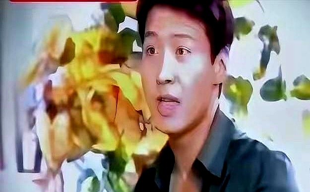 蔡康永在节目里问黎明：平时不爱笑，是不是嫌牙齿不好看？

这种话换成普通人，大概率当场龇牙傻笑自证清白，只要一开口，气势直接矮半截。

黎明根本没顺着话头走。他似笑非笑盯着蔡康永，冷不丁反抛一句：听说你从来不吃鸭子只吃鸡肉？

一个毫无逻辑的荒唐传言，直接把坑砸了回去。

蔡康永瞬间面色发僵、眼神打