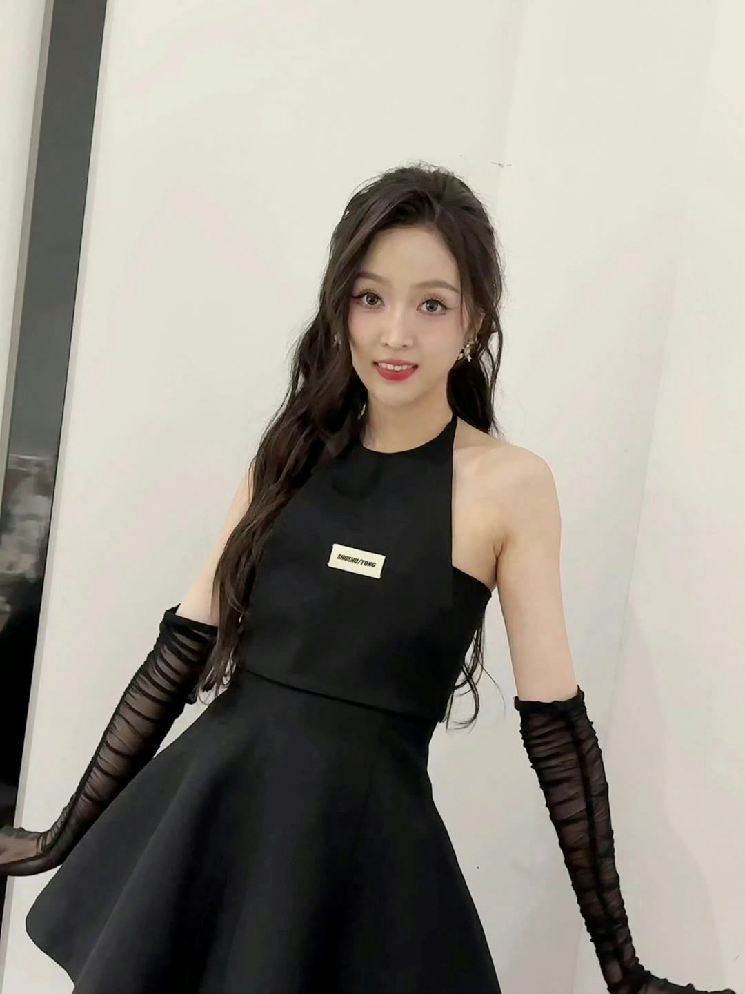 吴宣仪黑色手套🧤 ​