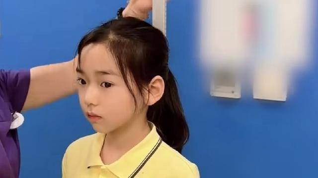 10岁女孩142.5，医生一句“比着尺子长的”，董璇听完脸都变了。

体检时，视力1.0，血压正常，体重也在中位，本来都是让家长放心的消息，董璇却偏偏担心女儿长得快。这份纠结，恐怕不少父母都熟悉：孩子眼下挺好，大人已经替她琢磨以后的难处了。

可身高还在长，未来做什么也没定，现在就拿演员的职业要求衡