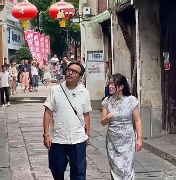 这居然是汪涵吗？已经有点认不出了，看起来好像老大爷