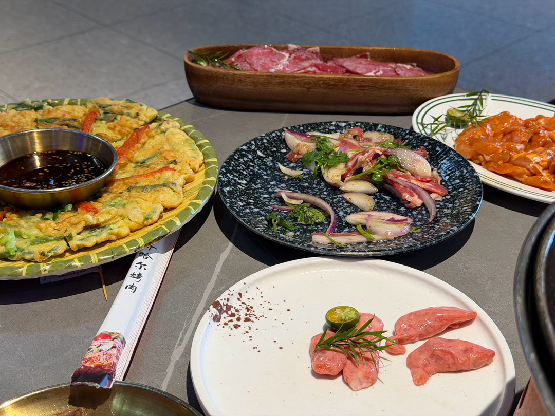 吃到了好吃的齐齐哈尔烤肉[馋嘴]
以及
三场酣畅淋漓的观影[柯基]就是座位太直了费腰费腚
龙餐馆后劲好大[淡淡的]战争面前我们都很渺小 这是说没就没啊。有些片段差点幻视巨人, 但是塞夫并没有成为贾碧二号, 他最后还是成为了一个好厨子[捂嘴哭]我觉得都是因为徐福和俊生教的好啊 那个校长真是个出生
奥 ​