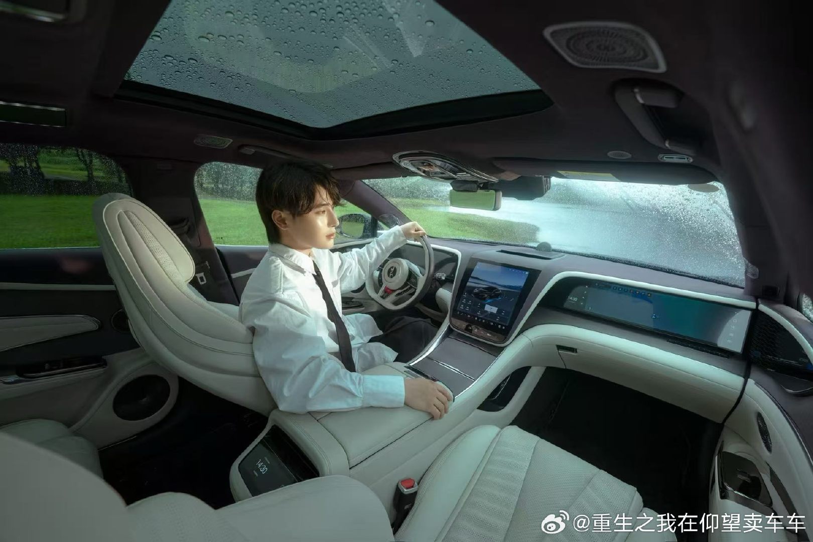 山雾漫野，雨落车窗
运动不止一种形态
#仰望U7 也不止一种表达
动静皆锋芒，奔赴山野，自在掌控姿态
 
#仰望汽车 #仰望U7 #高性能纯电轿跑 ​
