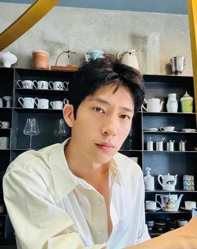 37岁的井柏然又上热搜了。
这次不是因为《早春晴朗》，不是因为刘雯，是因为他发张照片杯子、私服、咸菜…都被人惦记这影响力真没谁了,被他在线灵魂拷问：凭啥我一发微博就产生费用啊

:这难道就是《拜托了冰箱》综艺传说中全是杯子的柜子吗，杯子还会分梯队，珍藏款只招待贵客，很多都是出国人肉背回来的。能看出他