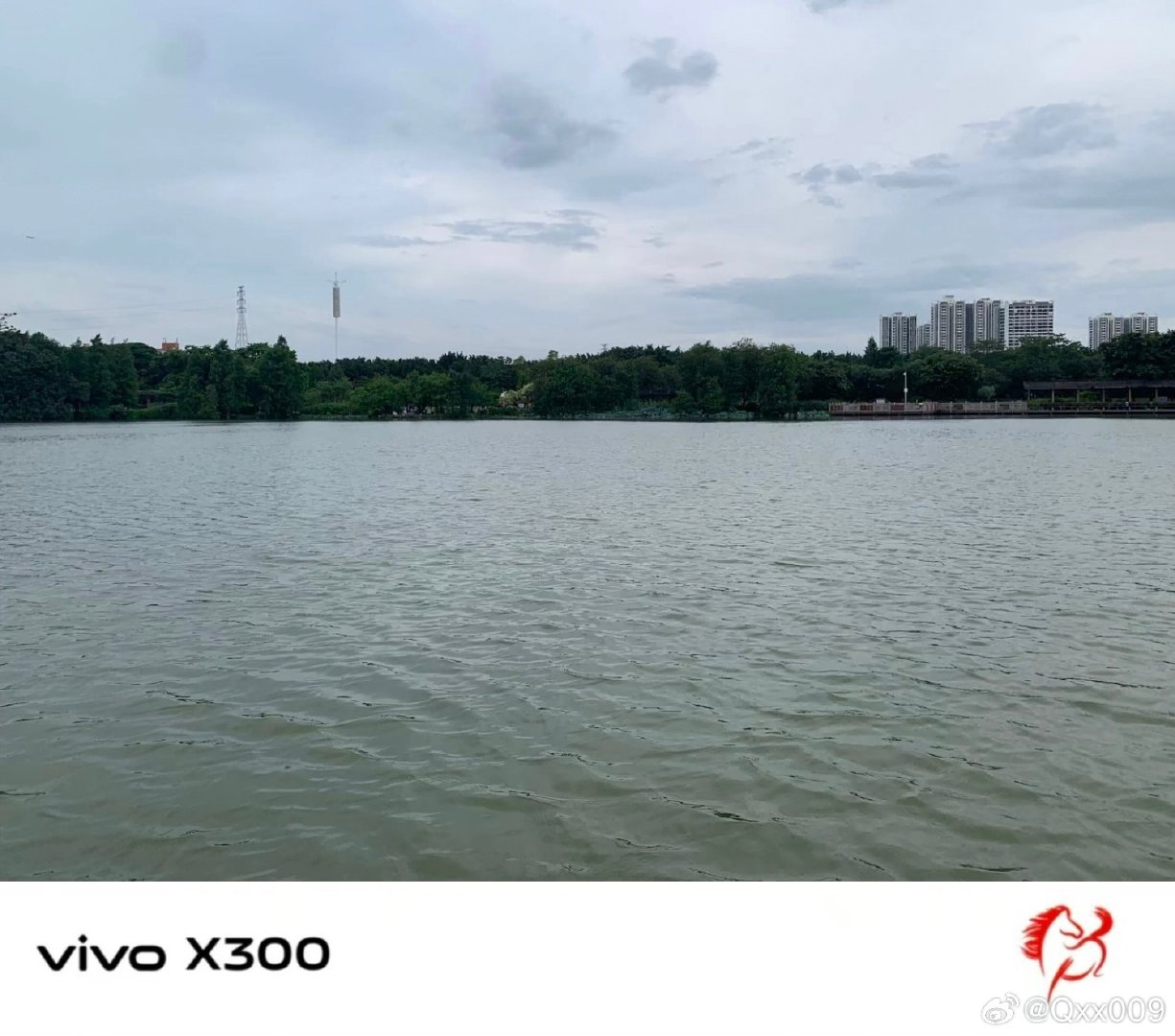 #vivo[超话]##vivo超话# 平静的湖面泛着细碎波纹，远处树林和楼房静静伫立，安安静静的湖面，适合放空脑袋，什么都不用多想。 ​