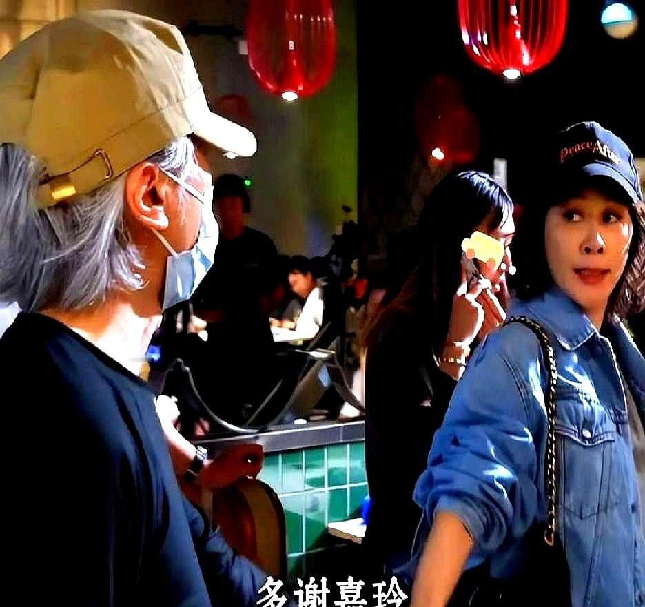 刘嘉玲请了四次客周星驰才来。刚进门连口水都没喝，直接把梁朝伟拽进房间关上门。

前三次饭局，周星驰全泡在机房死磕配音，电话打爆了也不接。第四次终于露面，连半句客套话都没带。

房门一关，他和梁朝伟对着剧本干坐。两人几个小时憋不出一句话，却连眼神都在过招。刘嘉玲在门外看着，半步没进去打扰。

成年人最