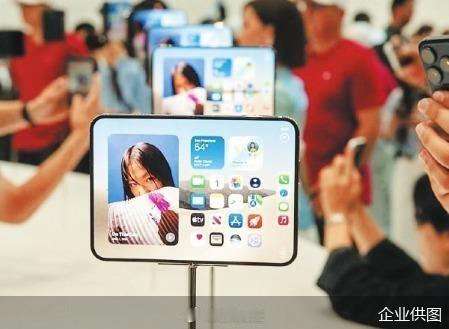 【苹果“折叠” 手机“变天”】2007年，乔布斯在Macworld舞台上掏出了第一代iPhone，苹果从此定义了智能手机的形态。19年后，在折叠屏这一细分赛道上，苹果成了“来者”。北京时间9月10日凌晨，又一届苹果秋季发布会如期而至。与往届不同，这一次站在舞台中央的不再是库克——9月1日正式接任CEO的约翰· ​