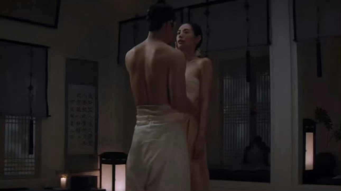 Netflix刚上线的19禁韩剧《挑情丑闻》因池昌旭与林珍娜的"全裸戏"冲上热搜，实际上两人拍摄时身穿肉色连体衣，荧幕效果是服装、灯光与镜头共同制造的视觉魔术。 
一、事实勘误：不是真全裸
根源：池昌旭与林珍娜在剧中的亲密戏份画面冲击力强，被大量观众和部分营销号称为"全裸出镜"，相关话题如" ​