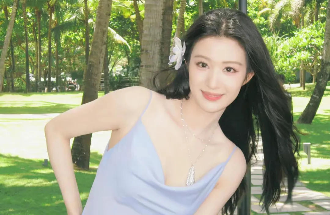 王楚然海边拍大片，蓝裙长发，温柔又清甜，妥妥的气质美女