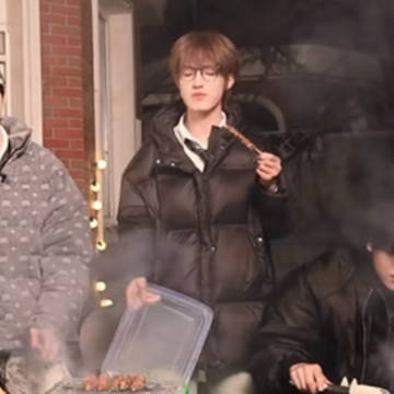 右手扇烟左手也跟着晃晃嘴里还在嚼嚼嚼简直太萌了狗啊！