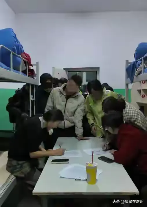 先别急着叫好！祁连一夜“腾宿舍救游客”：局长铺床很感人，学生的同意谁给了？

10月3日，青海祁连，5万人的小县涌进超10万游客，车流3.5万辆，400多家酒店民宿全满。 夜间下雨下雪，气温降到－4℃，近500名没房游客被安排进民族中学、海北州第三高中宿舍，文旅局长亲自铺被褥，4人一间、全新床品、有