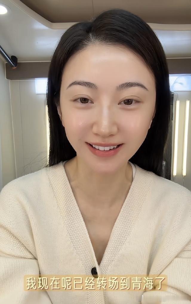 景甜跑到青海拍戏的素颜视频一出来，网友全炸了。

不少网友看完视频，又想起孙宇晨，当初是他主动选择结束这段关系。至于他后不后悔不好说，光是看这段视频，很多网友都替他觉得可惜。

视频里的景甜，身处青海高原。背景是一望无际的戈壁沙漠，她对着镜头说：“这边是高原沙漠，一望无际的戈壁，皮肤 ​