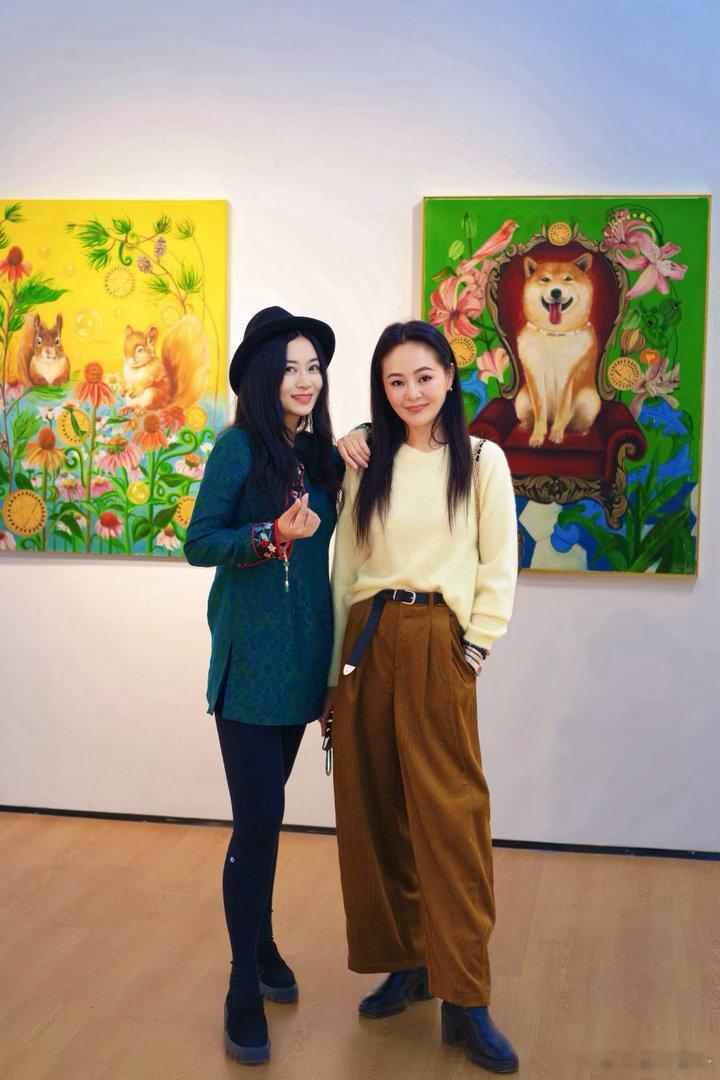 明天我策展的展览即将亮相798！10月14日爱莎和ikky两位还有的的艺术展即将亮相798永乐线下！明天下午，欢迎大家来玩！爱莎最出名的身份是塔罗师，她拥有无数名人客户，她从小就喜欢画画，她的画也是寓意十足并且挂家里很多人反应好运连连，而ikky是我多年好友，台北人，在内地一直和家人做生意，但是骨子里更爱艺术，最后走上了和家人希望他走的截然不同的艺术道路！两位的作品都和动物有关！总之明天下午四点。798，永乐线下见！