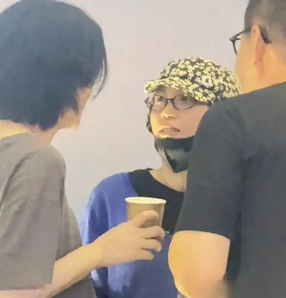 王菲居然逼着窦靖童给长辈敬酒！
在外人眼里，王菲一直是放养式育儿的代表，支持女儿纹身退学，从不逼孩子活成自己想要的样子。
她的教育纲领早就写在给窦靖童的歌里：你可以不太乖，但你不能去学坏。
这次阿那亚晚宴被拍到，她轻拍窦靖童肩膀，提醒摘口罩、给前辈打招呼敬酒。早年窦靖童绊倒人不肯道歉，她也逼着