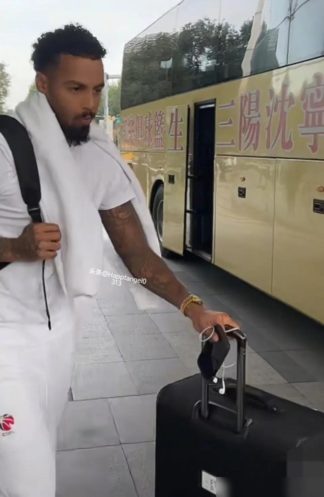 赵继伟归队第一次打对抗，辽宁男篮连出征仪式都没办，直接拉去博物馆门口拍了张合影。
全队10月16号动身飞济南，18号客场打山东，新赛季就这么悄没声地开了。
乌戈话讲得很直：库珀负责串联，爱德华兹求稳，克里斯得先把脾气按住，内线才有人干活。
李虎翼、段睿骐、张陈治锋三个年轻人被点名重点练，摆明了