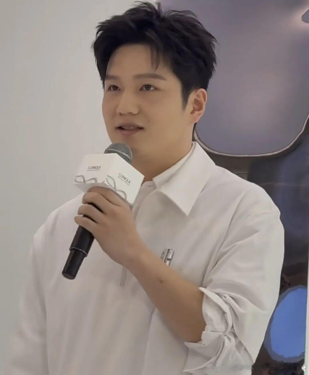 樊振东以品牌代言人身份亮相杭州滨江银泰线下见面会，一身清爽白衬衫造型...